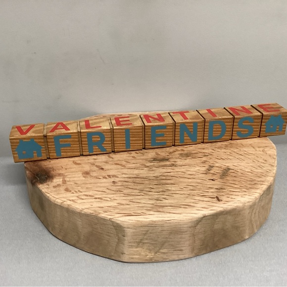 🔴 Solid Wood Crafted Block w/ Christmas / Greetings / Friends / Valentine - Picture 3 of 7